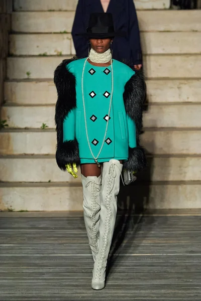 Look 17